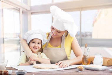 kız ve annesi birlikte pişirme 