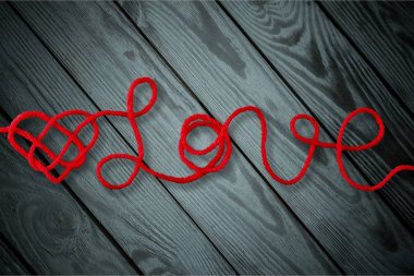 metin seviyorum ahşap arka plan üzerinde kırmızı kalpli