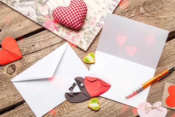 Close Van Rode Harten Met Kaarten Houten Tafel — Stockfoto