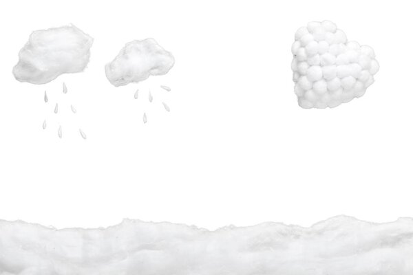 Два маленьких облачка и белое сердце, в райском пейзаже, где облака сделаны из ваты, на фоне
.