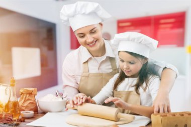 kız ve annesi birlikte pişirme 