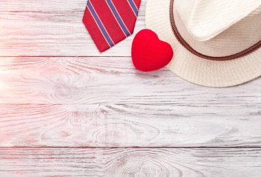 şapka ve kravat ahşap masa üzerinde kırmızı kalp Close-Up