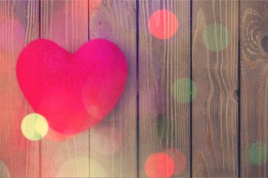 Arka plan üzerinde kırmızı parlak kalp