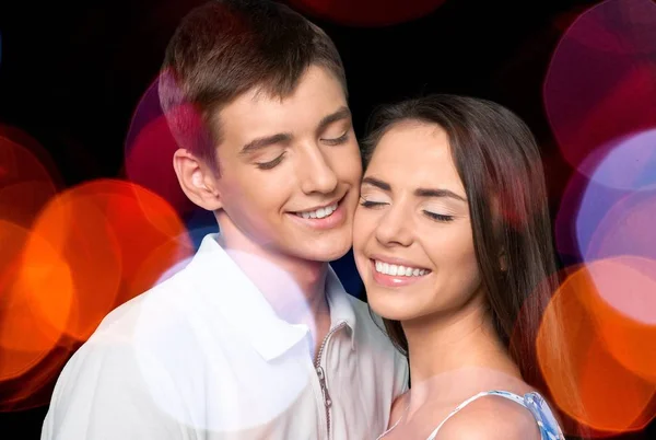 Retrato Feliz Jovem Casal Isolado Fundo — Fotografia de Stock