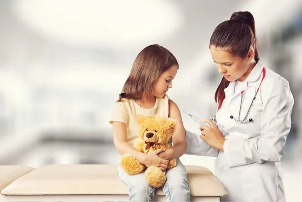 Jeune médecin avec petite fille — Photo