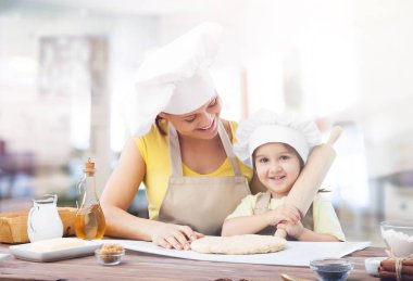 kız ve annesi birlikte pişirme 