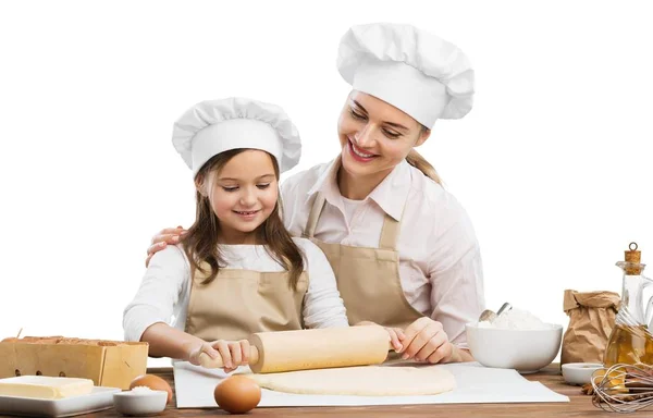 Chica y su madre horneando juntos — Foto de Stock