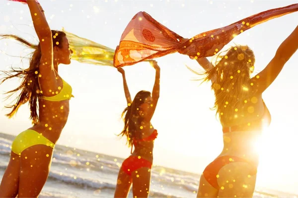 Jonge vrouwen aan de oever van de zee — Stockfoto