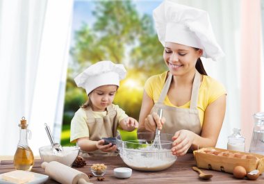 kız ve annesi birlikte pişirme 