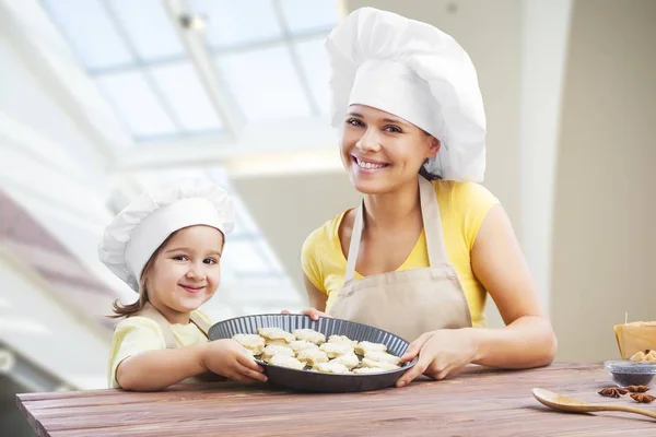 Mädchen und ihre Mutter backen zusammen — Stockfoto