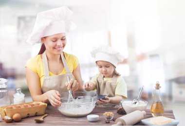 kız ve annesi birlikte pişirme 