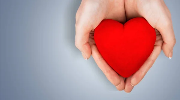 Крупним Планом Червоне Серце Жіночих Руках Концепція Кохання — стокове фото