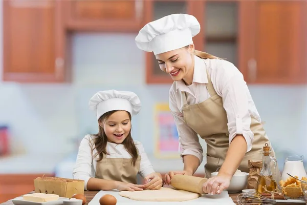 Meisje en haar moeder samen bakken — Stockfoto