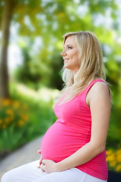 Carino donna incinta — Foto Stock