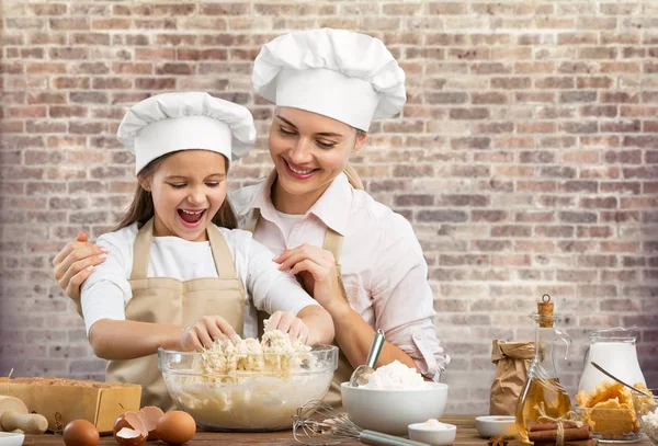 Meisje en haar moeder samen bakken — Stockfoto