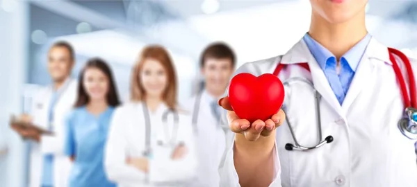 Close Coração Vermelho Mão Médico Feminino — Fotografia de Stock