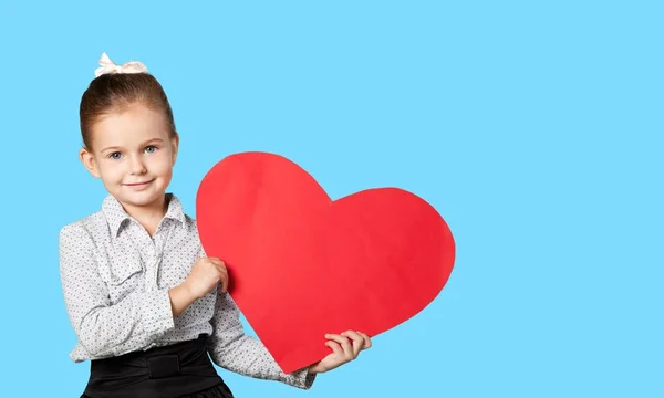 Schattig Klein Meisje Bedrijf Groot Rood Hart Handen — Stockfoto