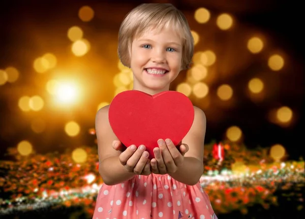 Милая Маленькая Девочка Большим Красным Сердцем Руках — стоковое фото