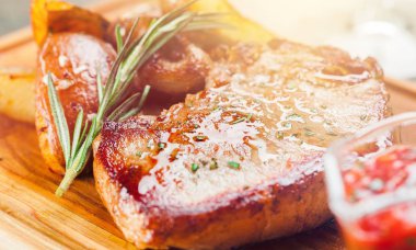 Izgara et sosu ve arka plan üzerinde otlar ile