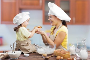 kız ve annesi birlikte pişirme 