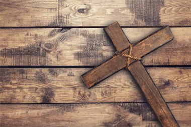 Kutsal tahta haç üzerinde arka izole