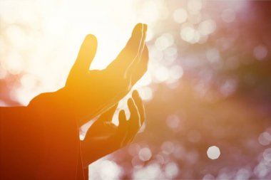 Bir insan üzerinde arka plan bulanık dua eller 