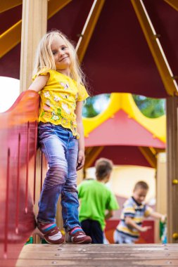 Oyun parkında oynayan kız