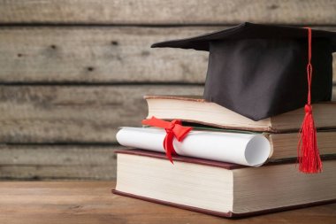 Mezuniyet şapka ve kitaplar, yakından görmek yığınları
