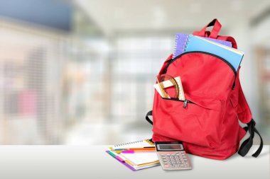 Arka plan üzerinde okul sırt çantası.