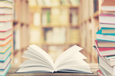 Büyük kitap masada yığını