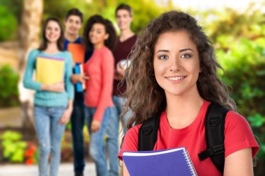 Grup öğrenci ile kameraya gülümseyen kitaplar