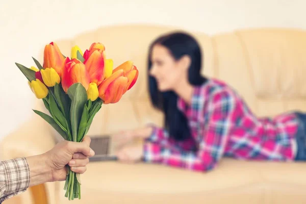Mladá Žena Přijímá Dar Květin Svého Manžela Nebo Partnera Tulipány — Stock fotografie