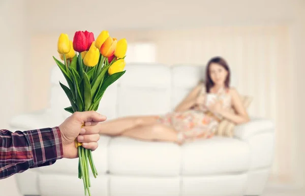 Молода Жінка Отримує Подарунок Від Чоловіка Або Партнера Тюльпанами Руці — стокове фото