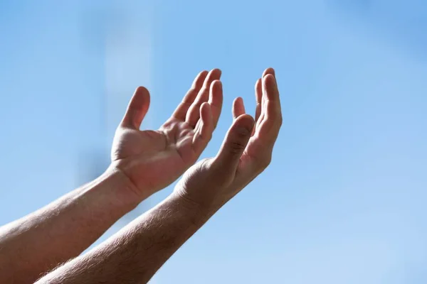 Bir Insan Üzerinde Arka Plan Bulanık Dua Eller — Stok fotoğraf