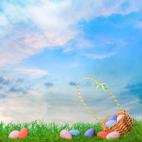 красочные пасхальные яйца на заднем плане
