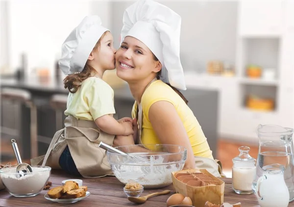 Meisje en haar moeder samen bakken — Stockfoto