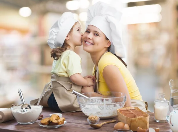 Meisje en haar moeder samen bakken — Stockfoto