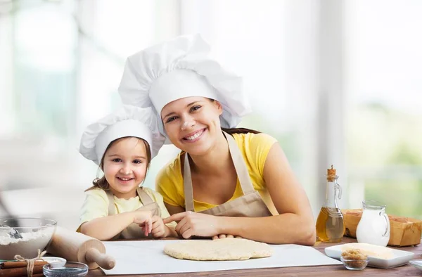 Meisje en haar moeder samen bakken — Stockfoto