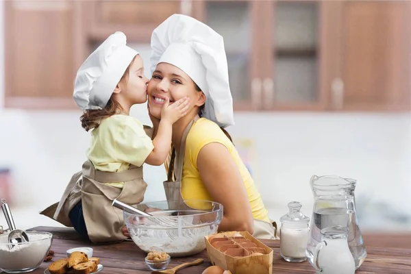 Meisje en haar moeder samen bakken — Stockfoto