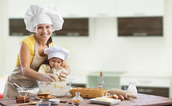 Meisje en haar moeder samen bakken — Stockfoto