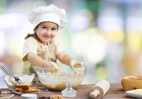 Mała Dziewczynka Gotowanie Ciasta Tle Niewyraźne Kuchnia — Zdjęcie stockowe
