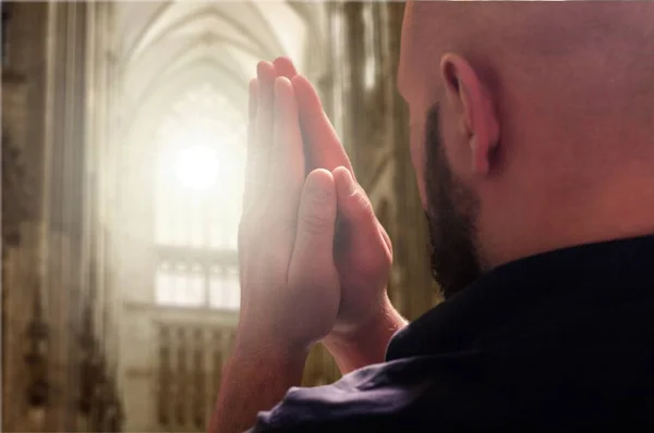 Potret Seorang Pemuda Berdoa Gereja — Stok Foto