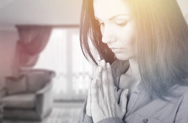 Portrait of a young woman praying — Stock Photo, Image