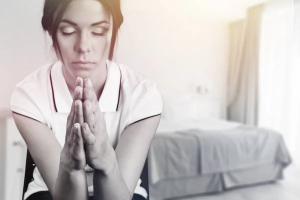 Портрет молодої жінки, що молиться — стокове фото