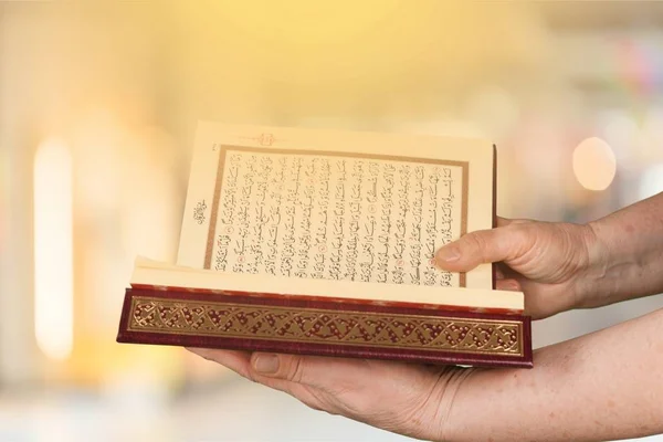 Muslimischer Mann mit Koran — Stockfoto