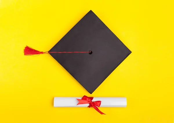 Chapéu Graduação Diploma Fundo Amarelo — Fotografia de Stock