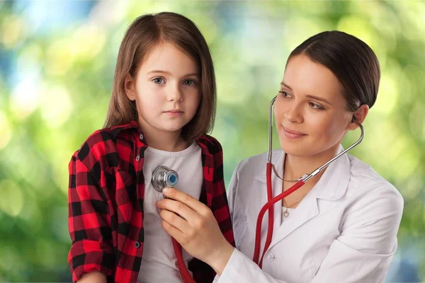 Junge Ärztin mit kleinem Mädchen — Stockfoto