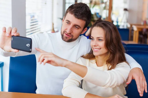 Pohledný Muž Mladou Ženou Módní Oblečení Pomocí Mobilní Kavárna Pozadí — Stock fotografie