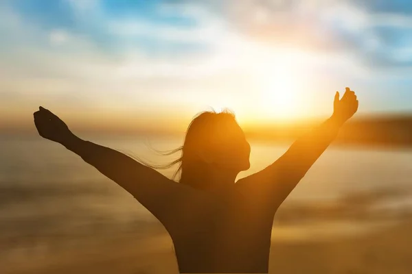 Woman under sunset light — Stock Photo, Image