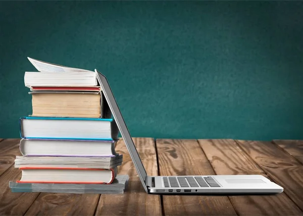 Montón Libros Con Portátil Mesa — Foto de Stock